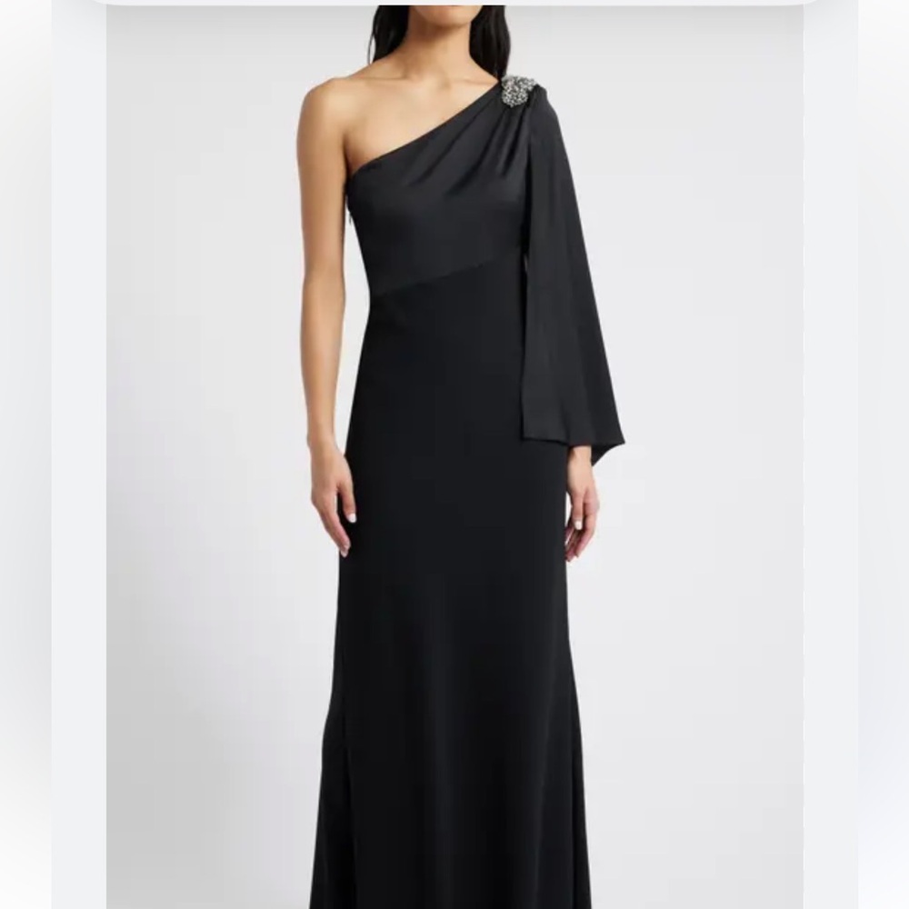 Vince Camuto Elegant Black One Shoulder Gown